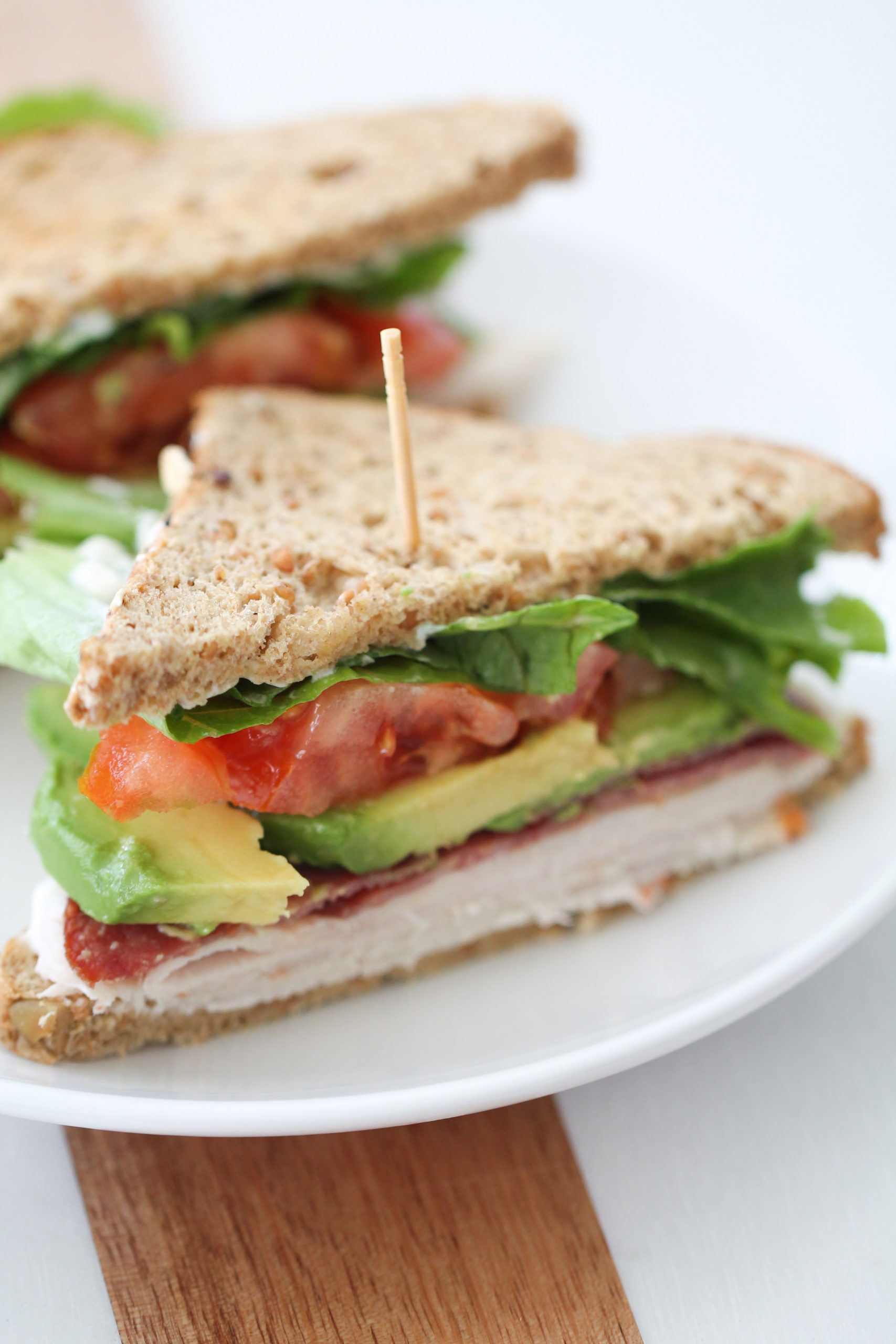 turkey-bacon-avocado-sandwich-macro-friendly-food