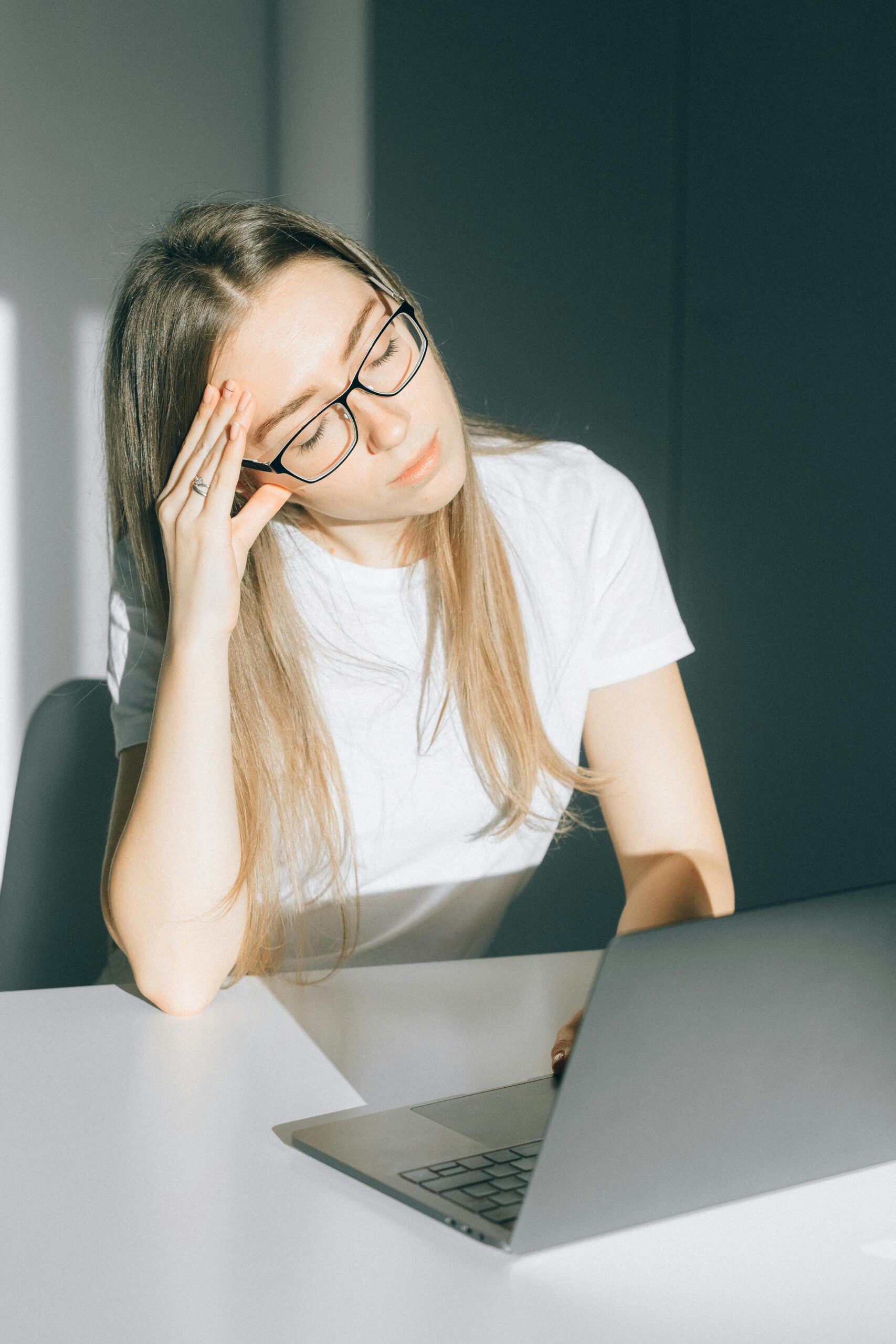 Simple Habits to Fight Fatigue and Feel More Present All Day Long